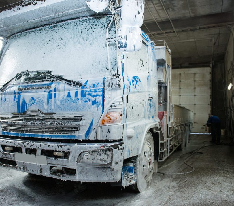 Nettoyage d'un camion benne avec savon